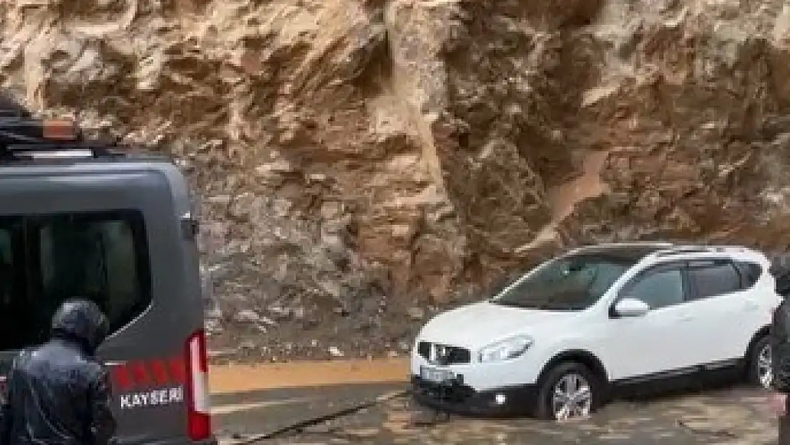 Kayseri'de heyelan nedeniyle yolda mahsur kalan araçlar kurtarıldı