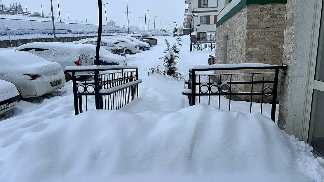 Kayseri'de kar yağışı sürüyor