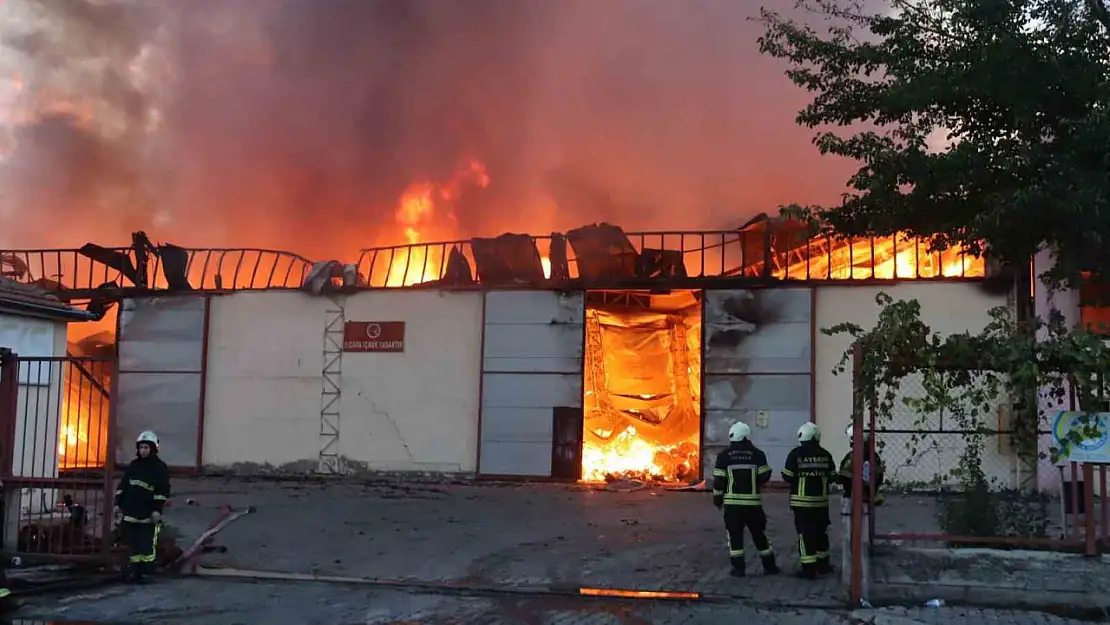 Flaş! Kayseri'de keçe fabrikasında feci yangın