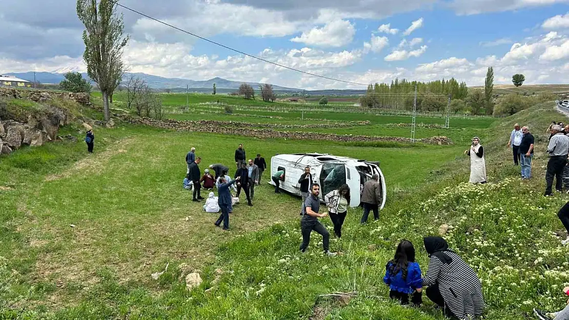 Kayseri'de öğrenci servisi devrildi: 15 öğrenci yaralı