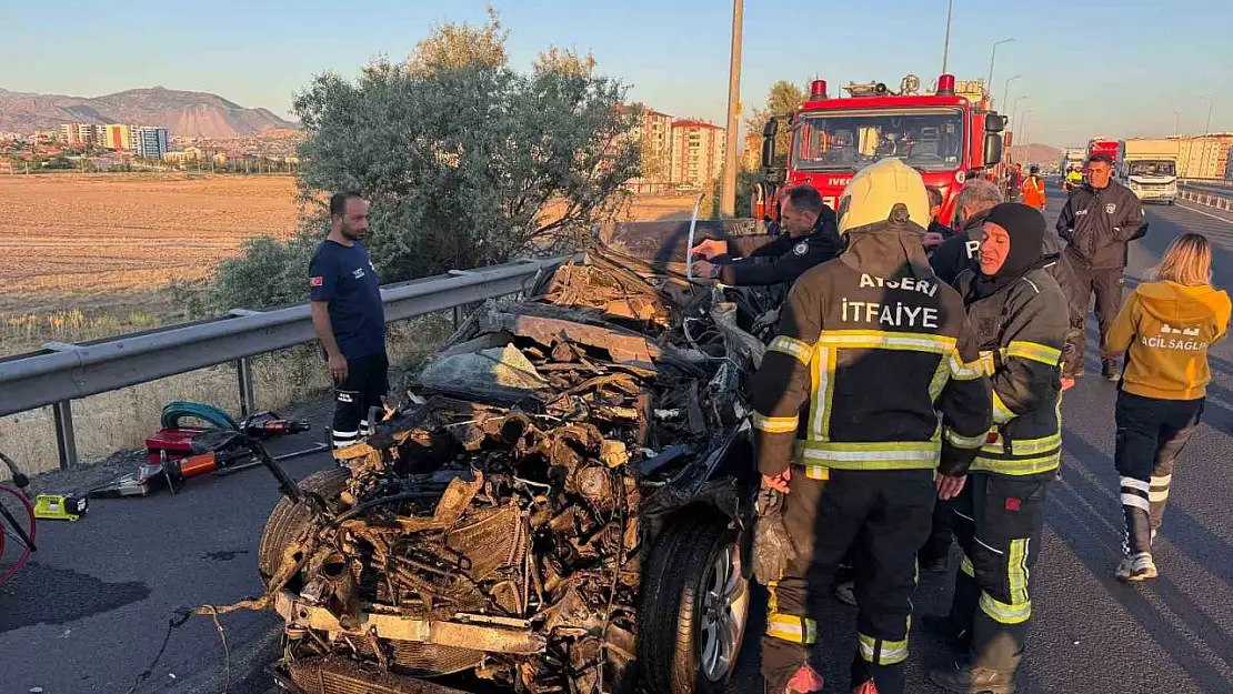 Kayseri'de otomobil tıra çarptı: 1 ölü