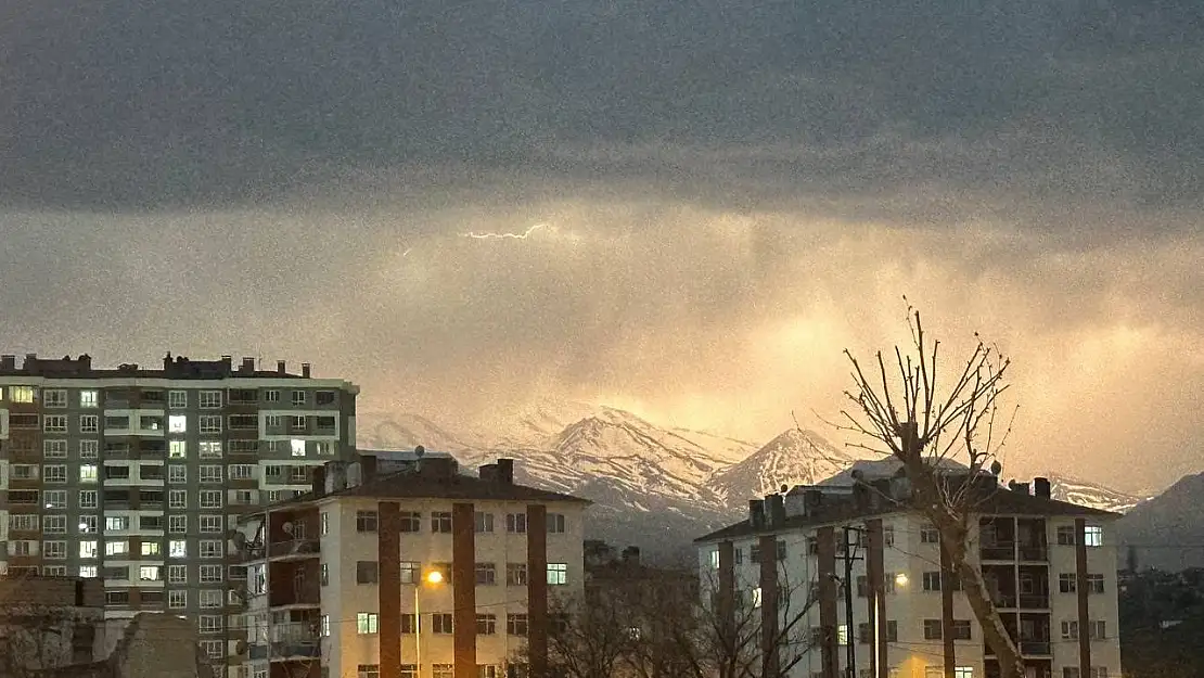 Kayseri'de şimşekler Erciyes'i aydınlattı