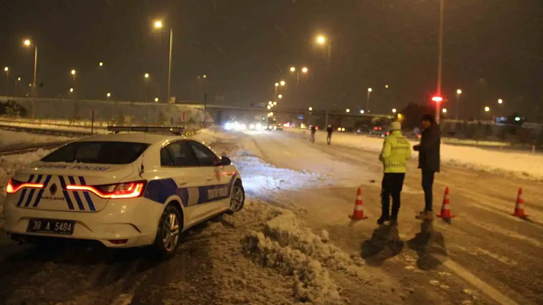 Kayseri-Malatya karayolu 8 saattir ulaşıma kapalı