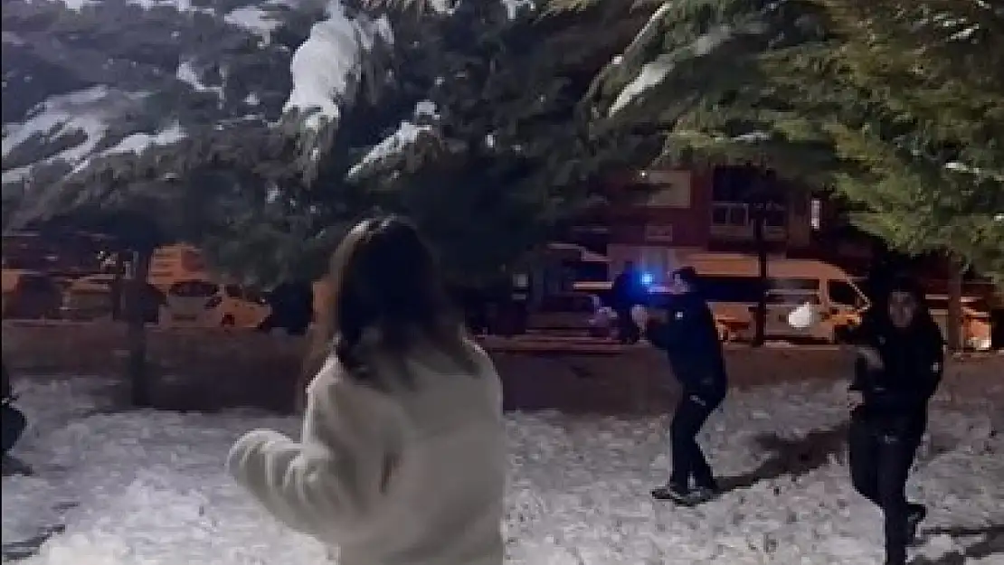 Kayseri polisi, gençlerle kartopu oynadı