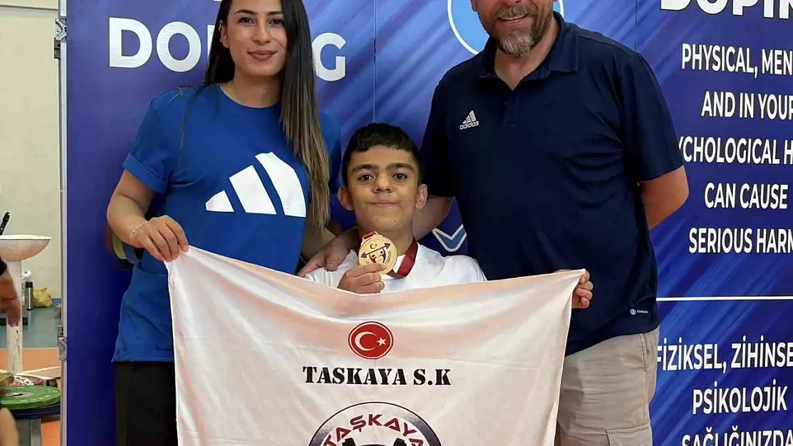Kayserili bedensel engelli haltercilerden iki altın madalya