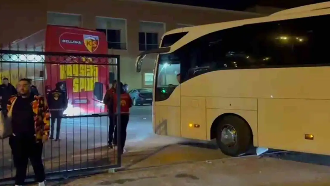 Kayserispor taraftarları tesislere giderek futbolcuları protesto etti