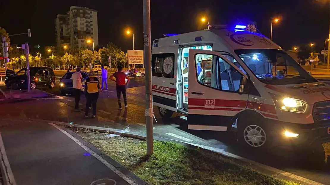 Kazaya sebebiyet verdi, kazazedelere 'Nasılsınız?' dedikten sonra kaçtı: 3 yaralı