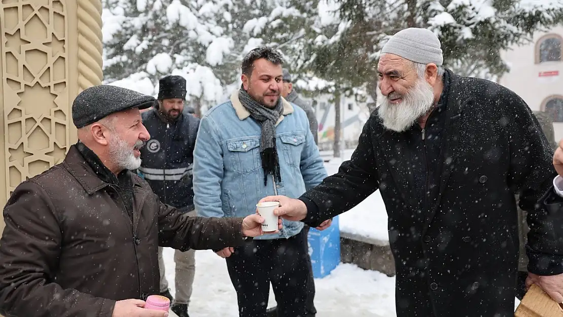 Kocasinan Belediyesi'nden soğuk havada salep ikramı