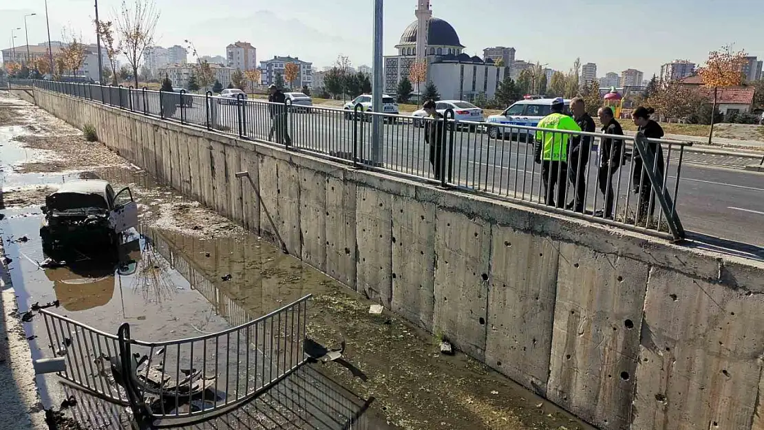 Kontrolden çıkan otomobil kanala uçtu