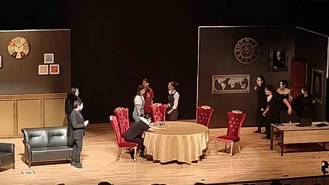 Kumar bağımlılığını tiyatro ile anlattılar
