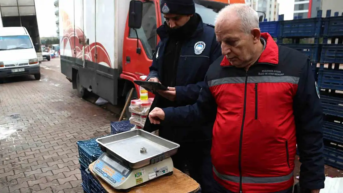 Melikgazi Zabıtası pazar yerlerinde ölçü ayar ve etiket denetimi yaptı