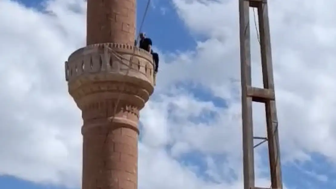 Minareye çıkarak atlamak istedi