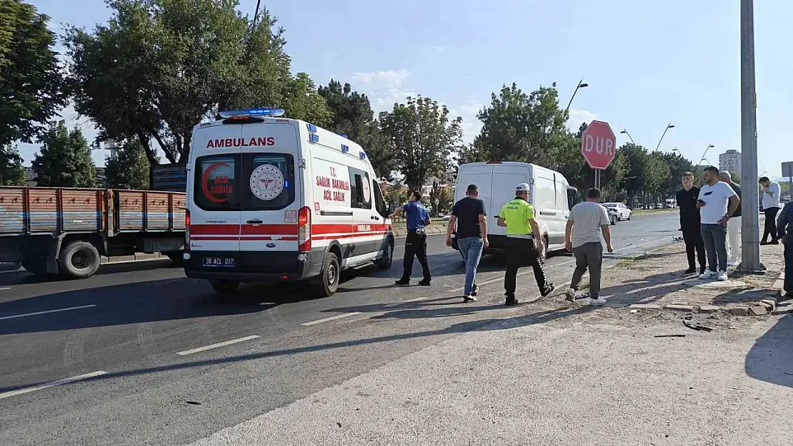 Minibüs kamyona arkadan çarptı: 1 yaralı