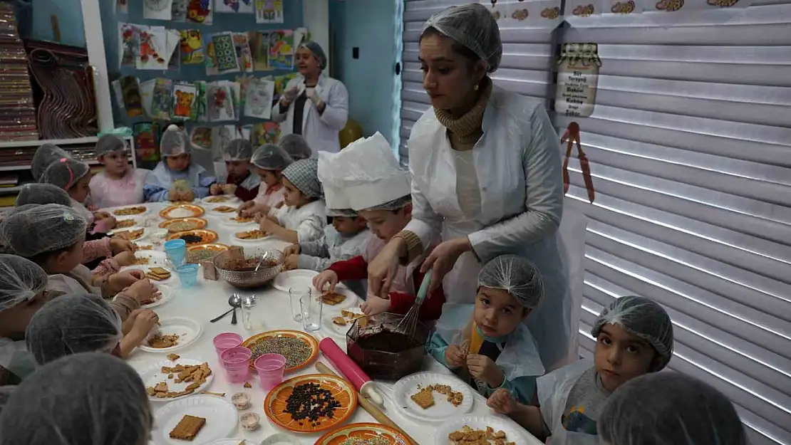 Miniklere özgü kütüphanede 'Kurabiyemi Tasarlıyorum' etkinliği