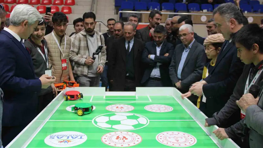 Öğrenciler, futbol oynayan robotlar geliştirdi