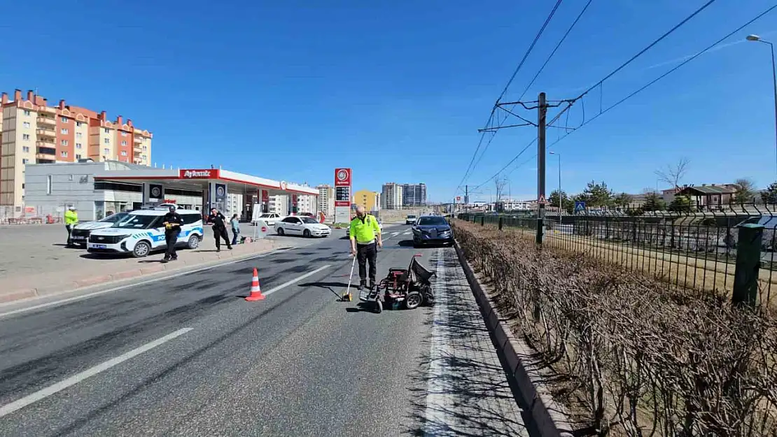 Otomobilin çarptığı akülü tekerlekli sandalyedeki engelli hayatını kaybetti