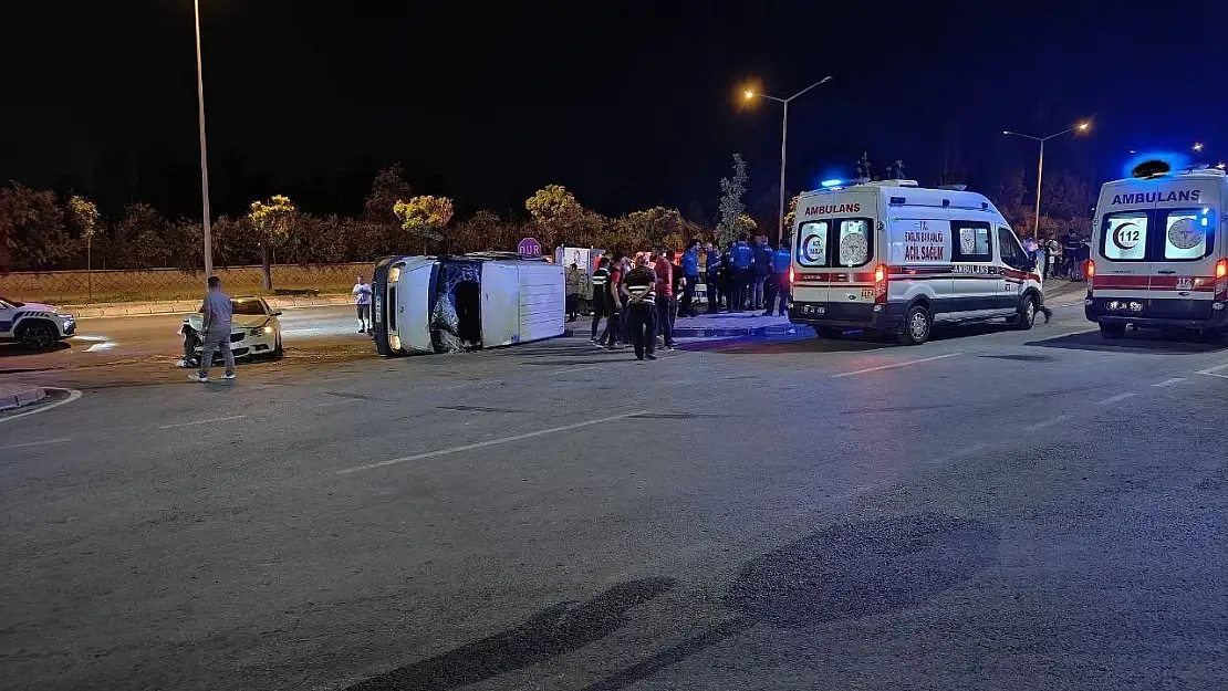 Otomobille çarpışan minibüs yan yattı: 9 yaralı