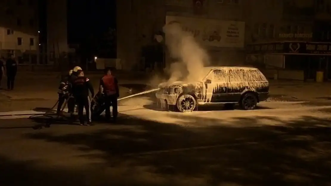 Park halindeki Range Rover yandı