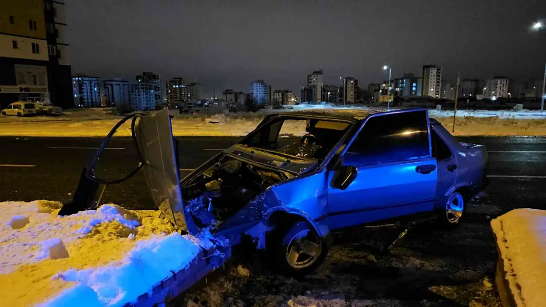 Refüje çarpan Fiat Tofaş perte çıktı: 3 yaralı