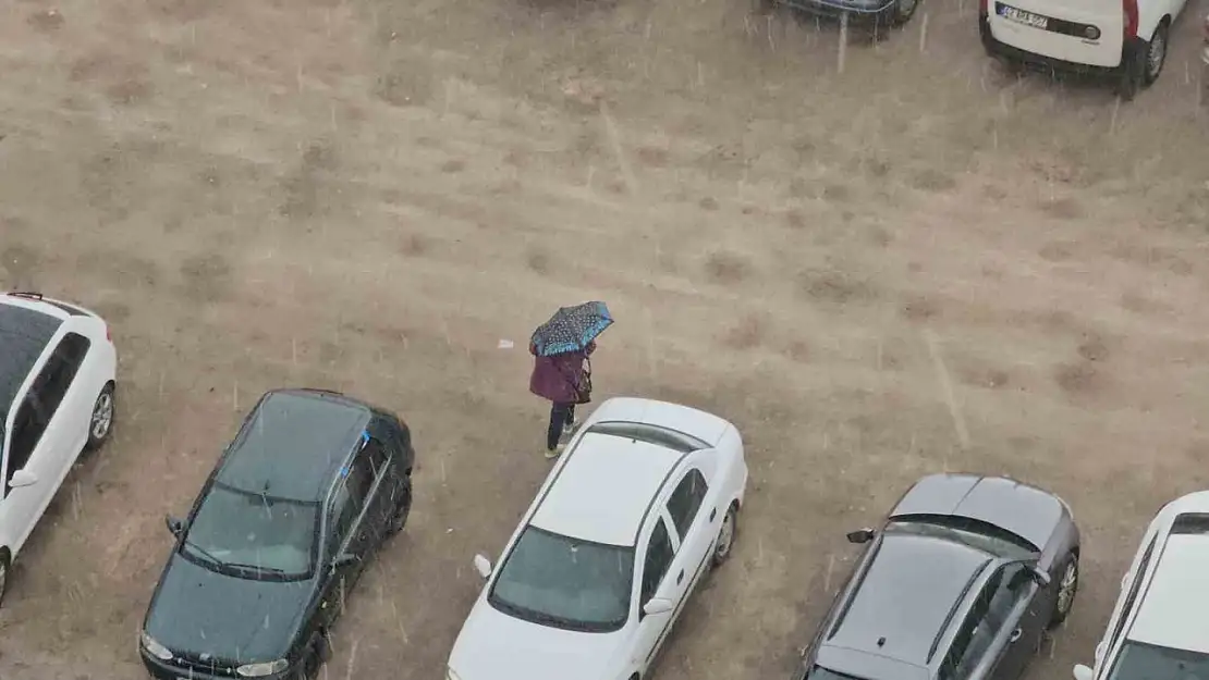Sağanak bastırdı, vatandaşlar ne yapacağını şaşırdı