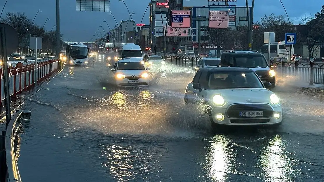 Sağanak yağış Kayseri'de hayatı olumsuz etkiledi