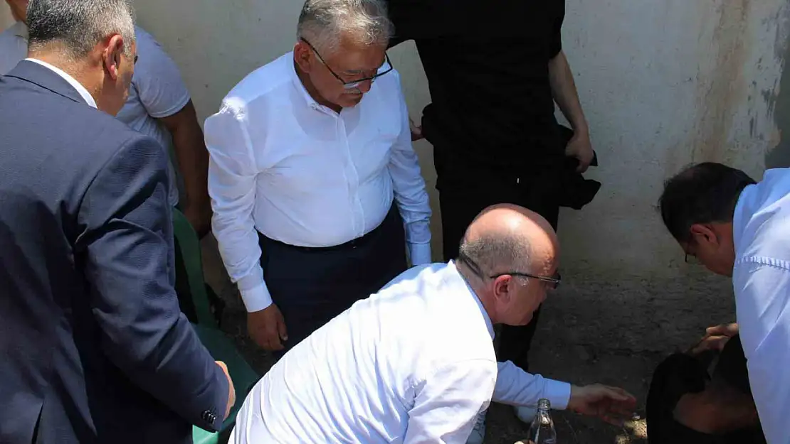 Sıcaktan bayılan gencin yardımına Başkan Büyükkılıç ve Sağlık Müdürü Erşan koştu