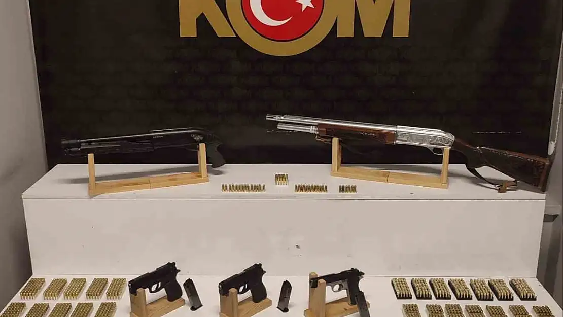 Silah kaçakçıları polisten kaçamadı