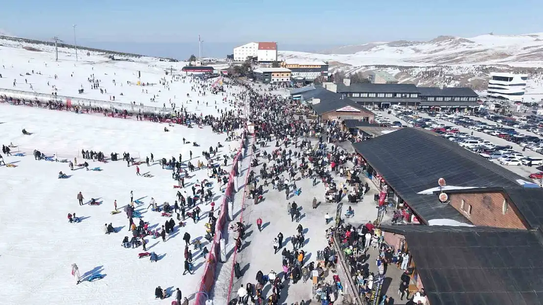 Sömestirin son hafta sonunda Erciyes'te adım atacak yer kalmadı