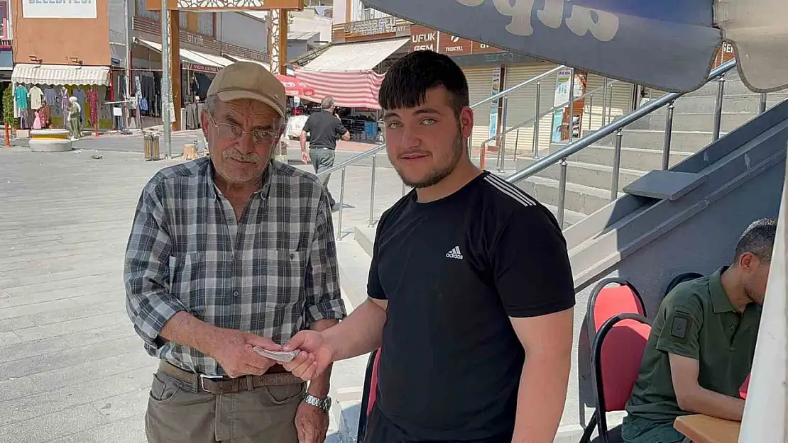 Suriyeli gencin davranışı takdir topladı