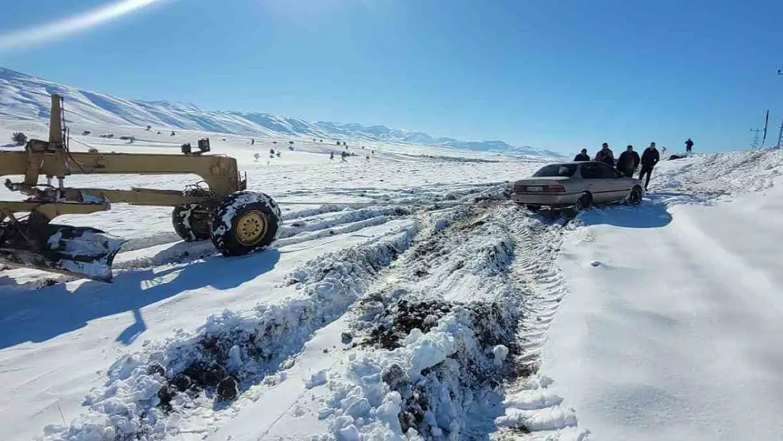 Tarlaya uçan araç kurtarıldı