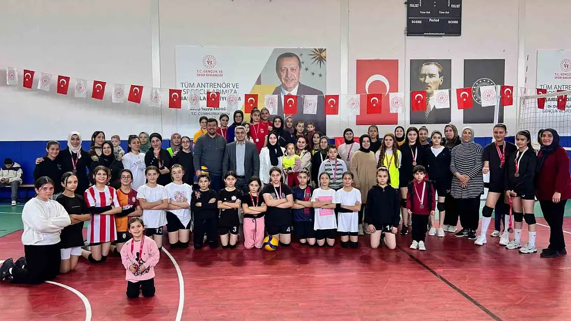 Tomarza'da 'Anne ve Kızları Voleybol Turnuvası' dolu dolu geçti