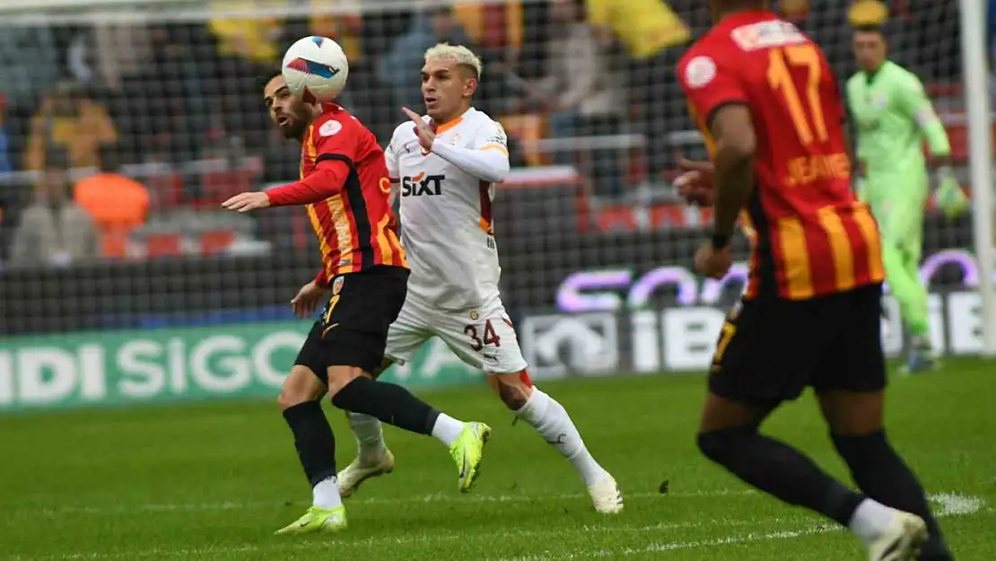 Trendyol Süper Lig: Kayserispor: 1 - Galatasaray: 2 (İlk yarı)