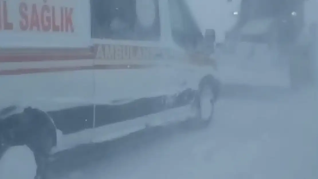 Vakaya giderken karlı yolda kalan ambulansı belediye ekipleri kurtardı