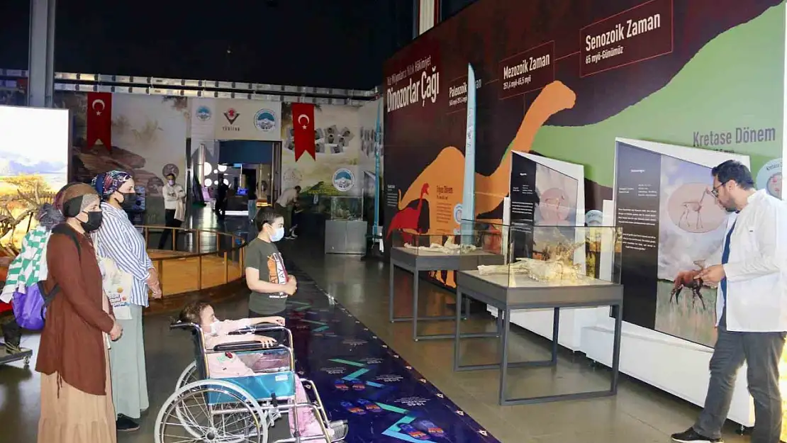 Vali Çiçek ve Rektör Altun miniklerin isteğini yerine getirdi