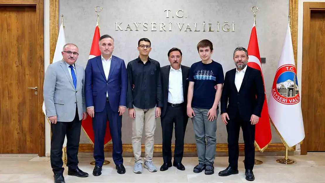 Vali Çiçek, YKS'de dereceye giren öğrencileri makamında kabul etti