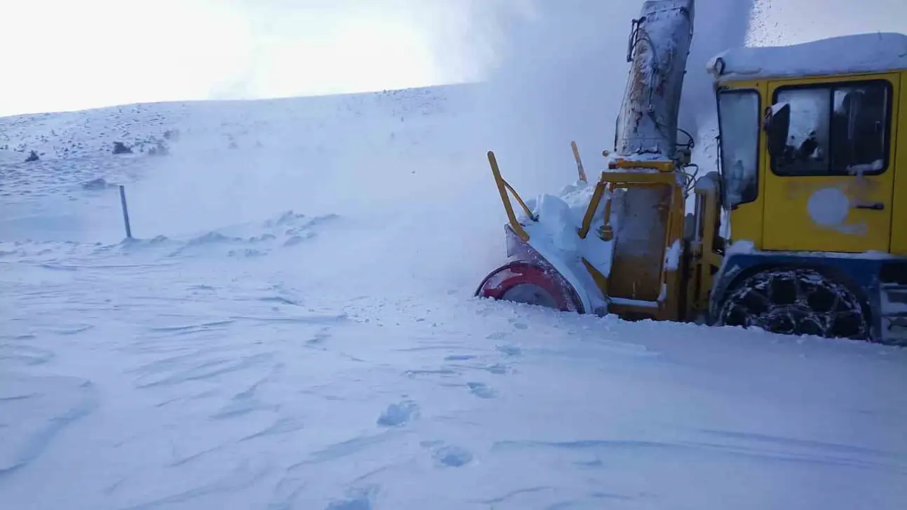 Büyükşehir, kırsal kesimlerde etkili olan kar yağışında 47 mahalle yolunu ulaşıma açtı
