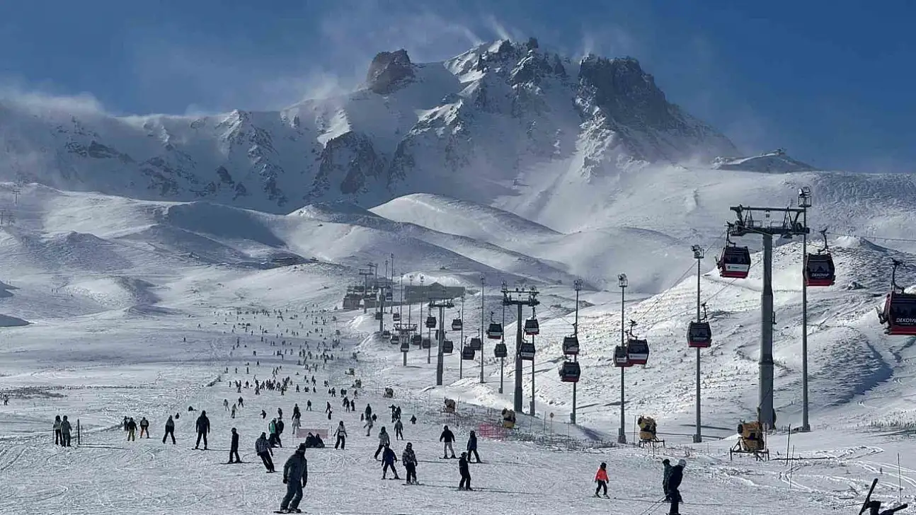 Erciyes'te hafta sonu pistler kayak severlerle doldu