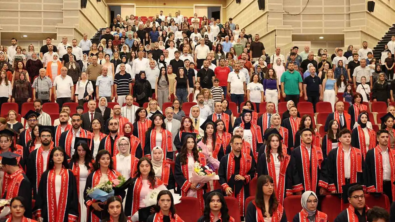 ERÜ Edebiyat Fakültesi'nde 450 öğrenci mezun oldu