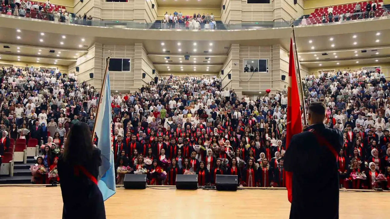 ERÜ Eğitim Fakültesi yeni mezunlarını verdi