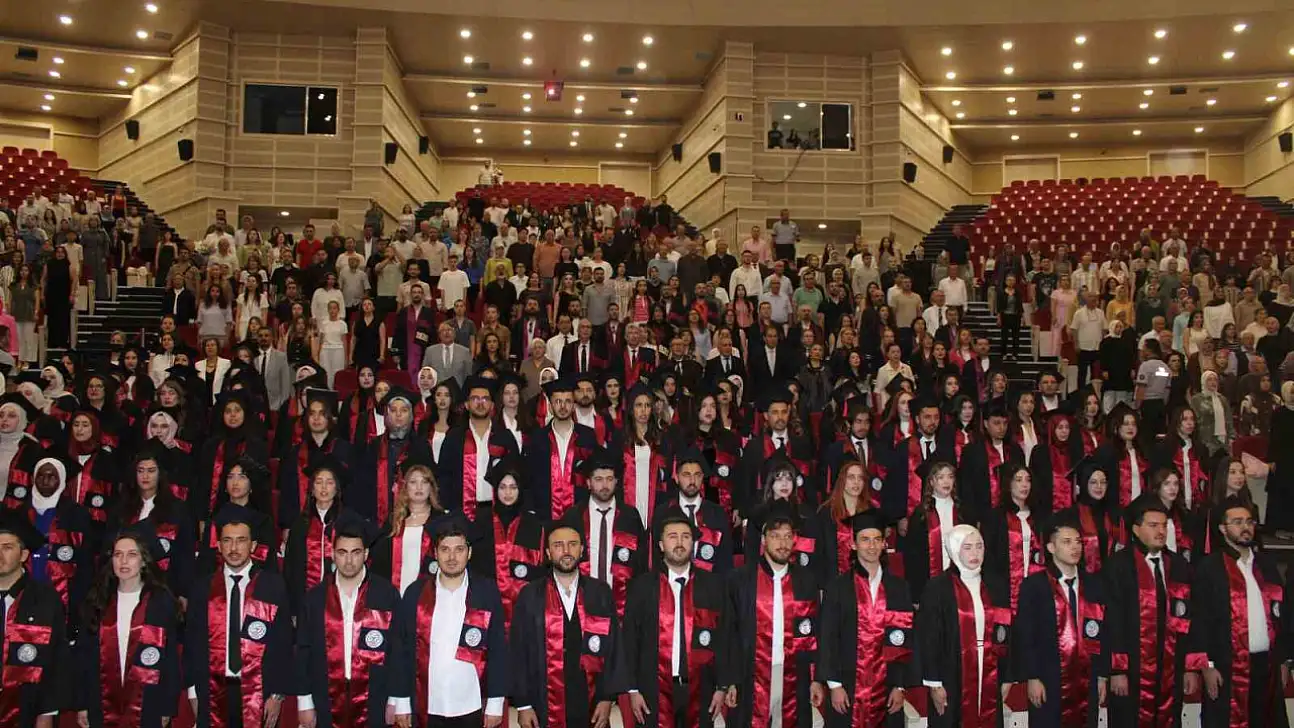 Genç eczacıların mezuniyet sevinci