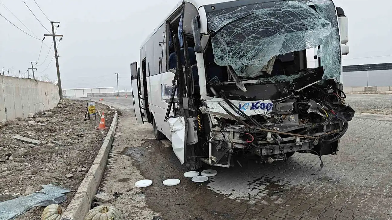 İşçi servisi tır dorsesine arkadan çarptı: 22 yaralı