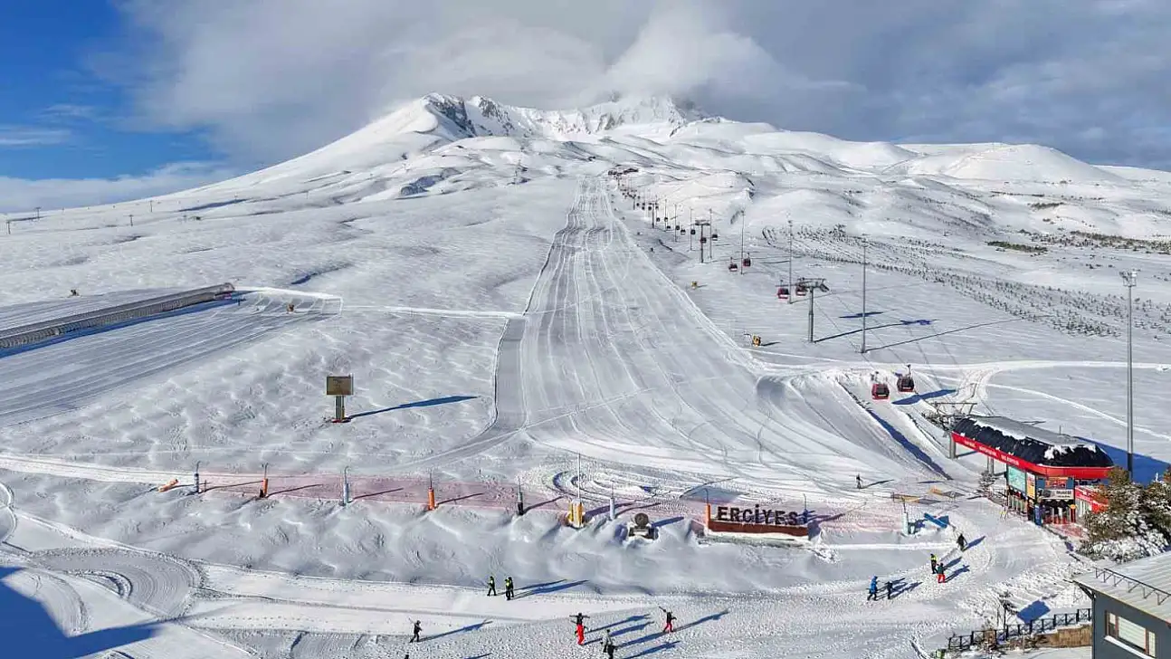 Kar yağışının ardından Erciyes'te kartpostallık görüntüler