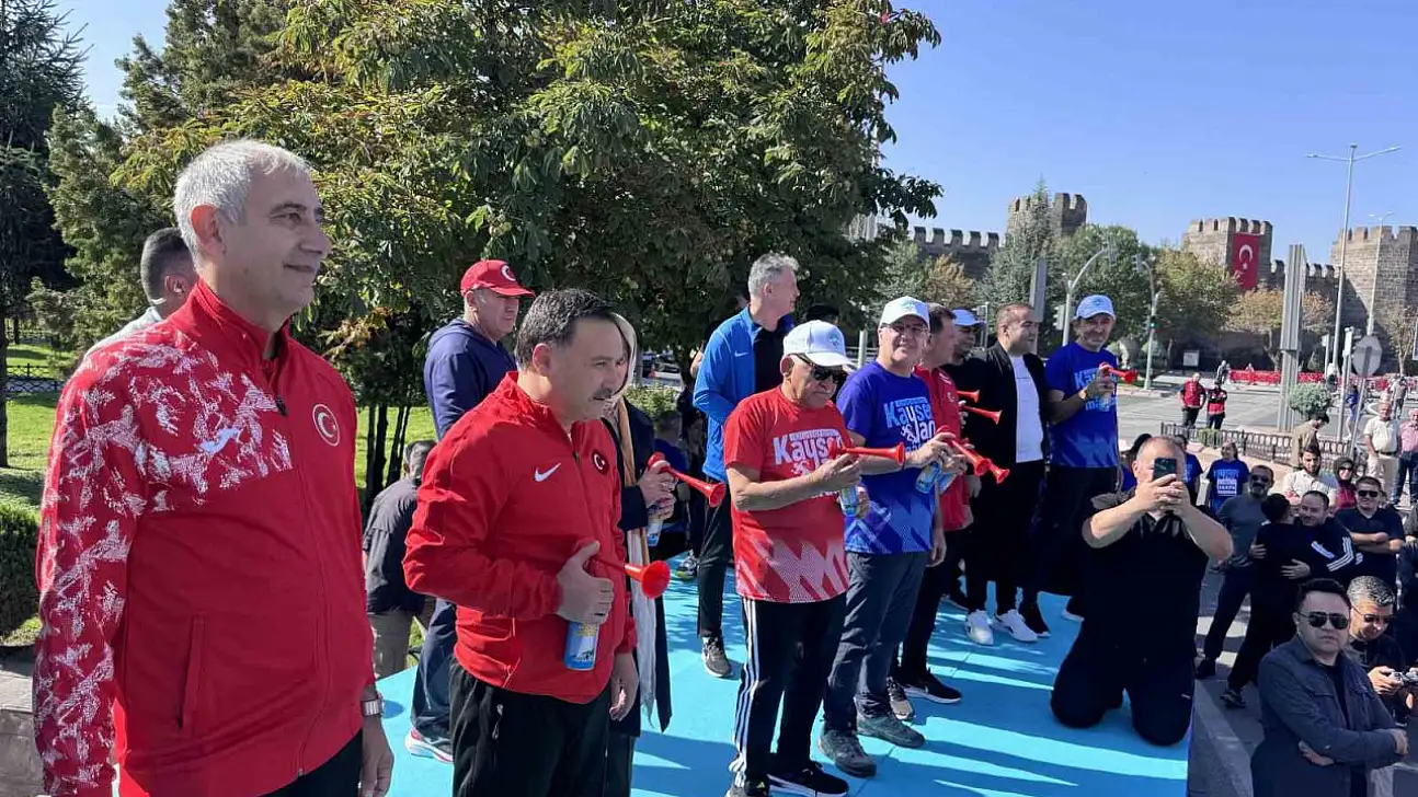 Kayseri 6. Yarı Maraton'da Halk Koşusu protokolün startı ile başladı