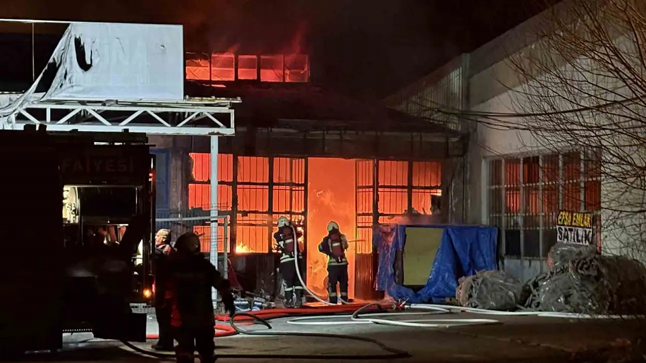 Kayseri'de mobilya atölyesi alevlere teslim oldu