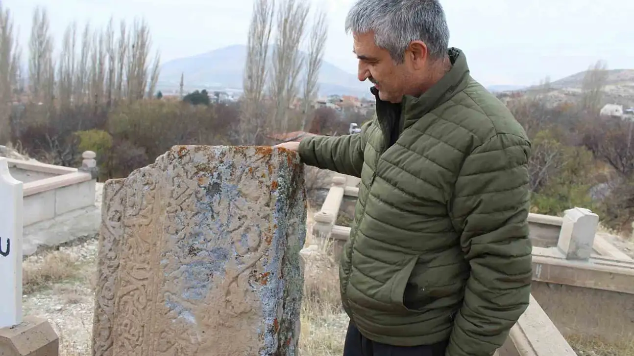 Mezarlıktaki esrarengiz taş