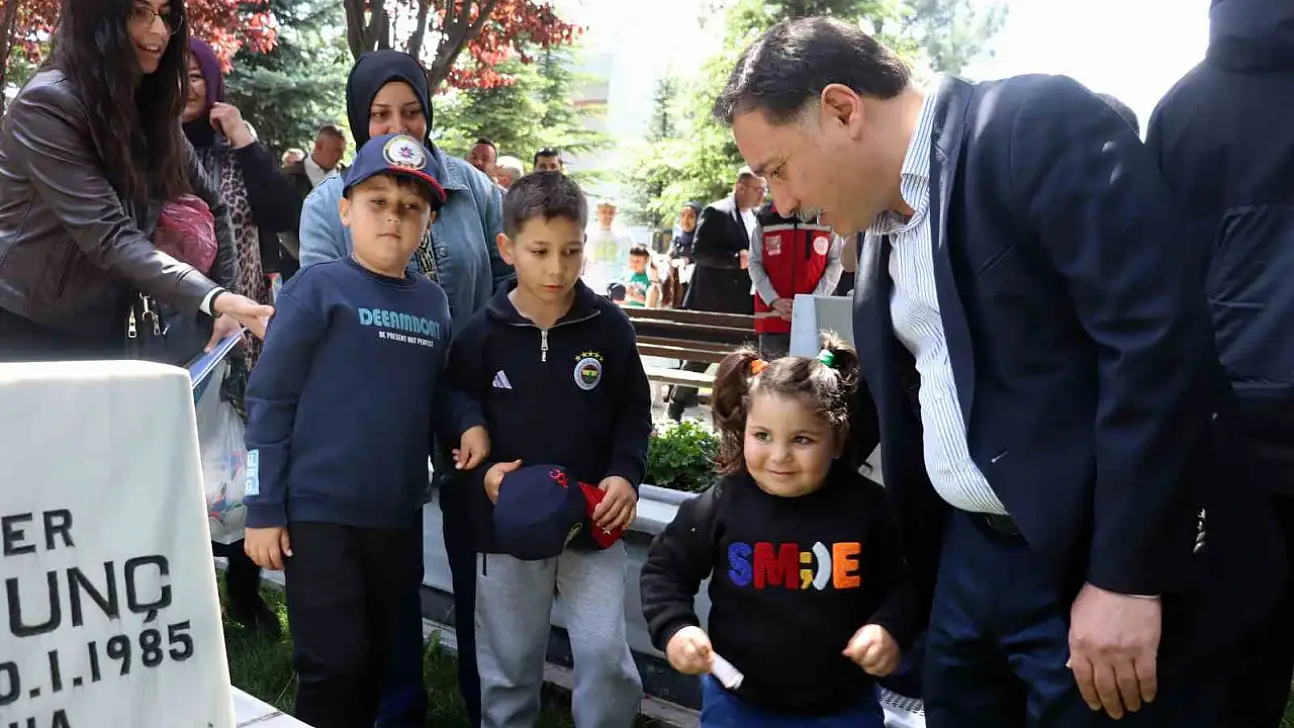 Şehitlikte hüzünlü arife