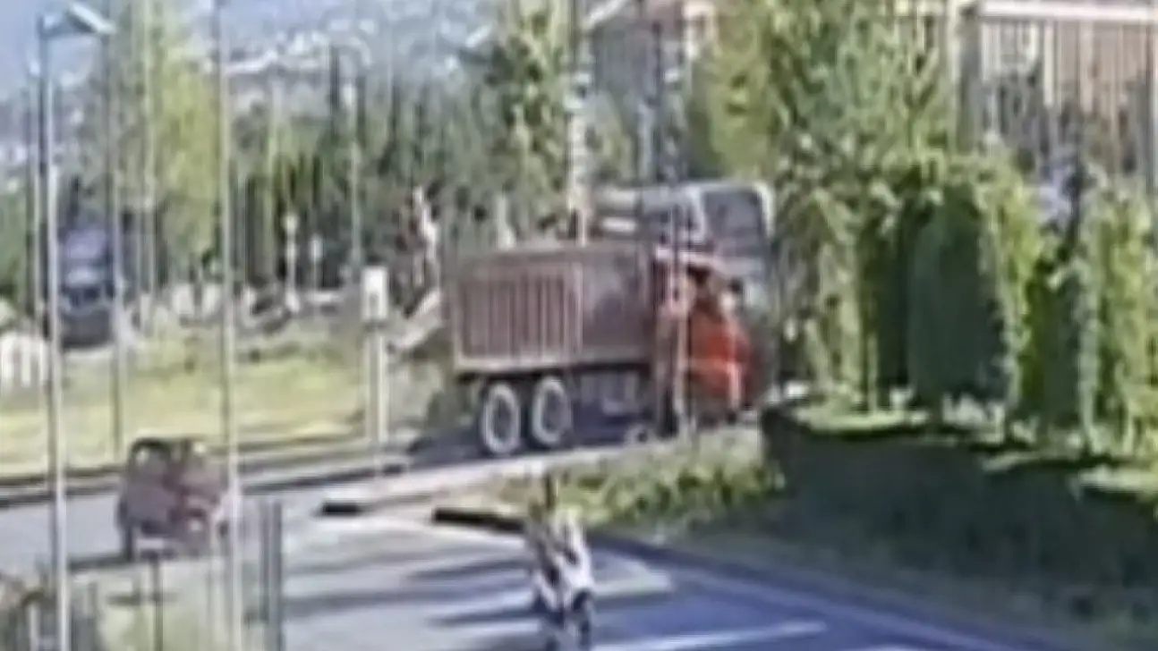 Tramvay ve kamyonun çarpıştığı kaza kamerada