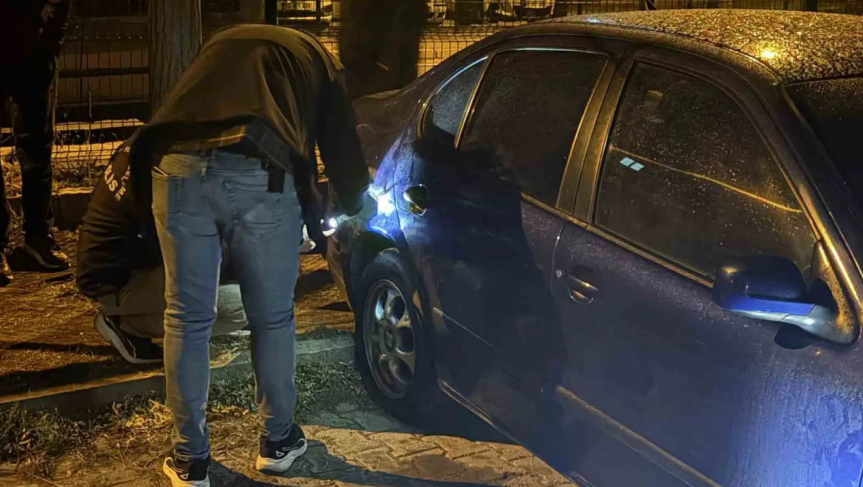 Aynı otoparktaki 5 otomobilin lastiğini kestiler