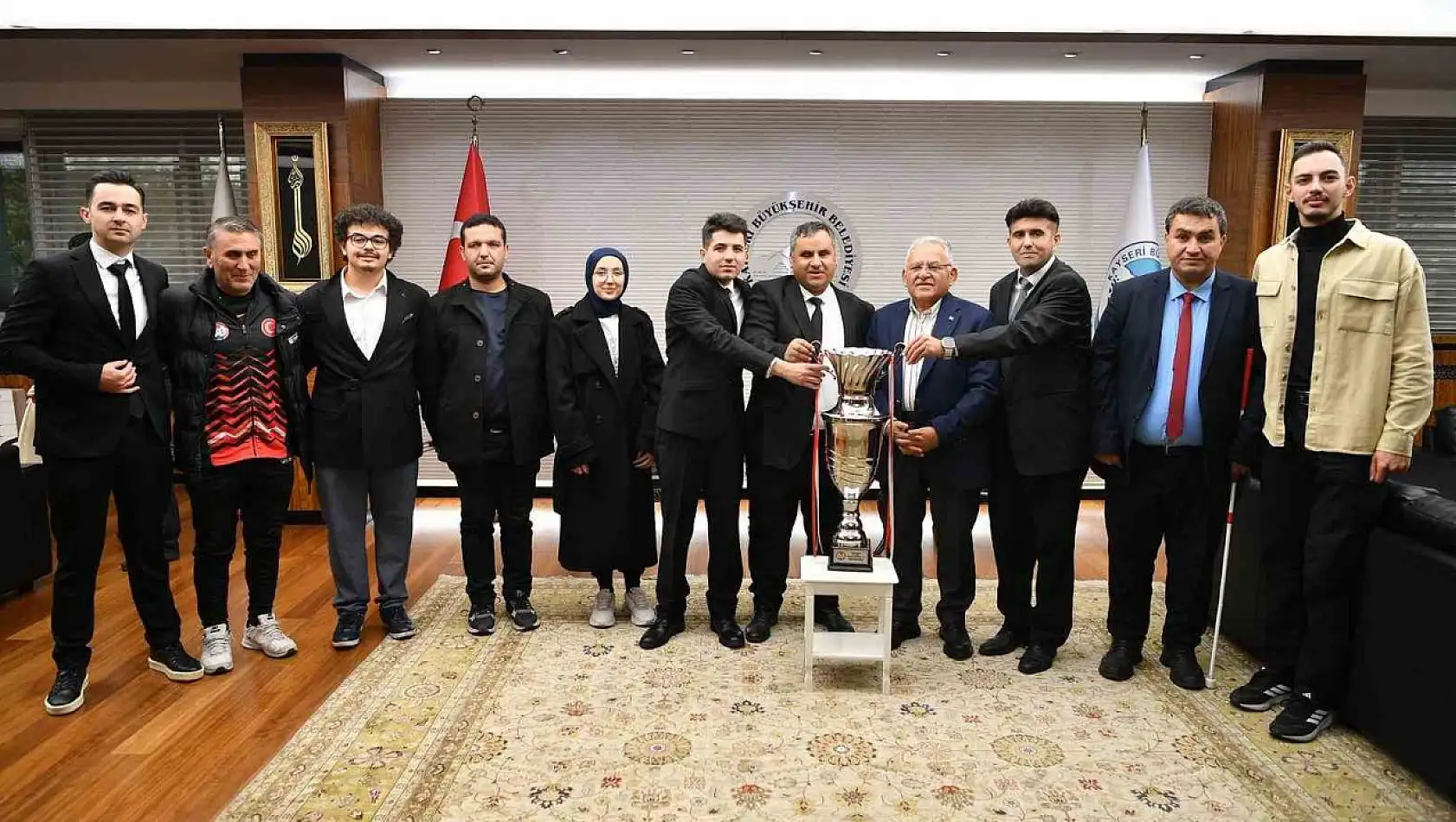 Başkan Büyükkılıç'a Sesi Görenler 1. Ligi'nde kazanılan şampiyonluk kupası takdim edildi