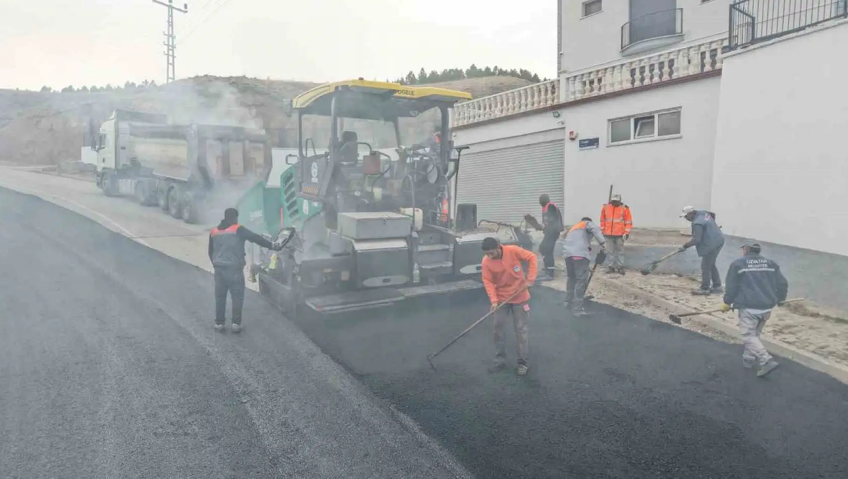Büyükşehir'den Özvatan Küpeli Mahallesi'nde 5 bin 300 ton sıcak asfalt ile konforlu ulaşım